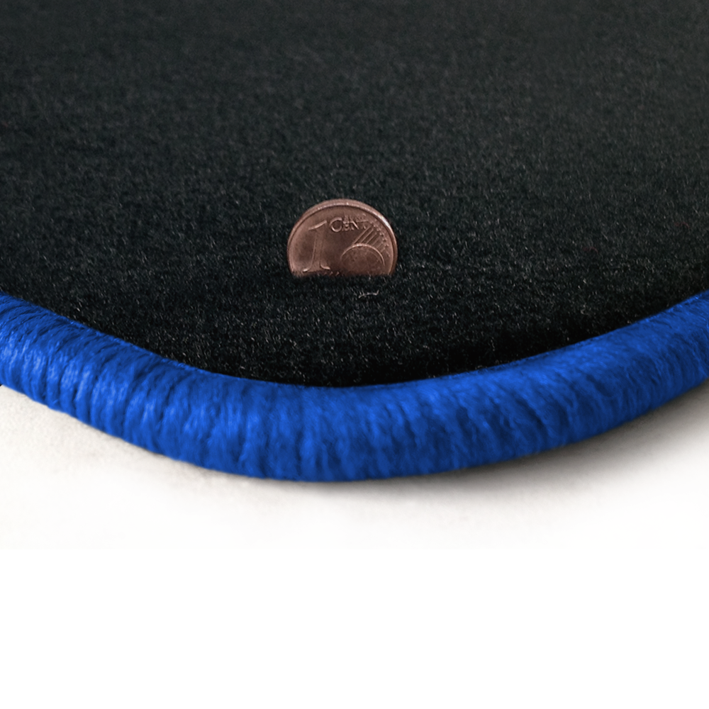 Eine Ecke als Beispiel einer Fussmatte Velours anthrazit mit Rand in royalblau.