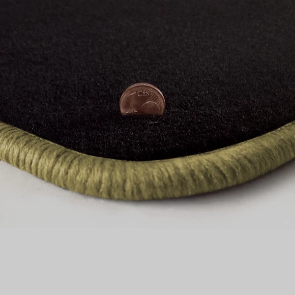 Eine Ecke als Beispiel einer Fussmatte Velours schwarz mit Rand in beige.