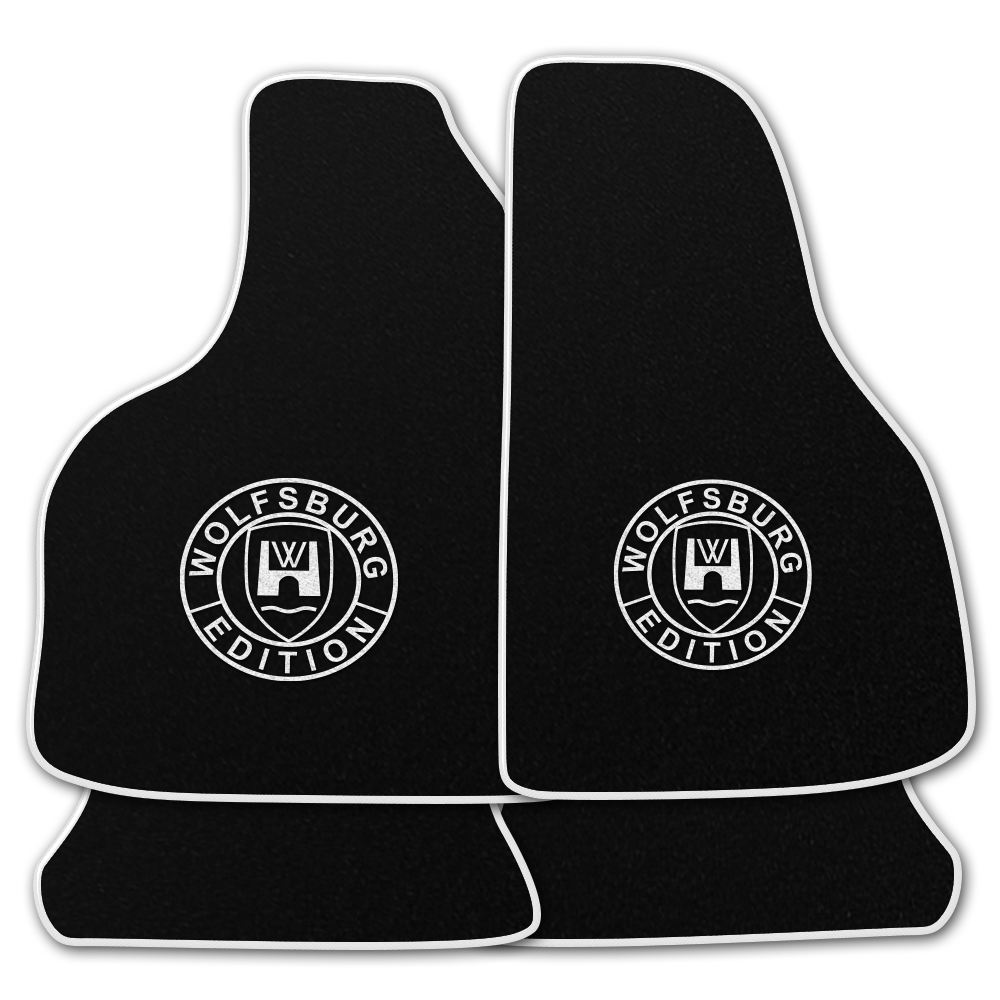 Schwarze Fußmatten mit dem Wolfsburg WOB Logo und Rand in weiss.