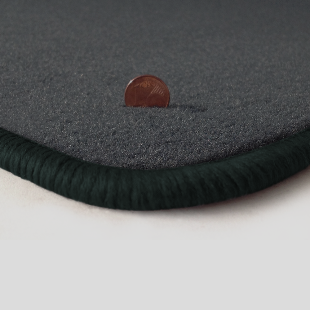 Eine Ecke als Beispiel einer Fussmatte Velours dunkelgrau mit Rand in anthrazit.