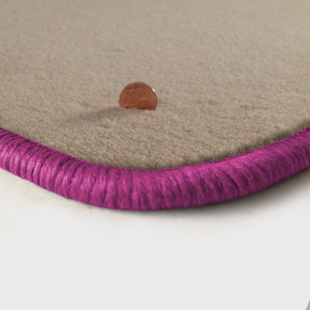 Eine Ecke als Beispiel einer Fussmatte Velours beige mit Rand in pink.