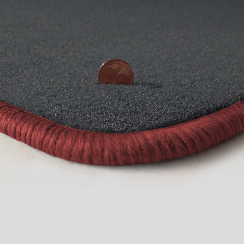 Eine Ecke als Beispiel einer Fussmatte Velours dunkelgrau mit Rand in rose.