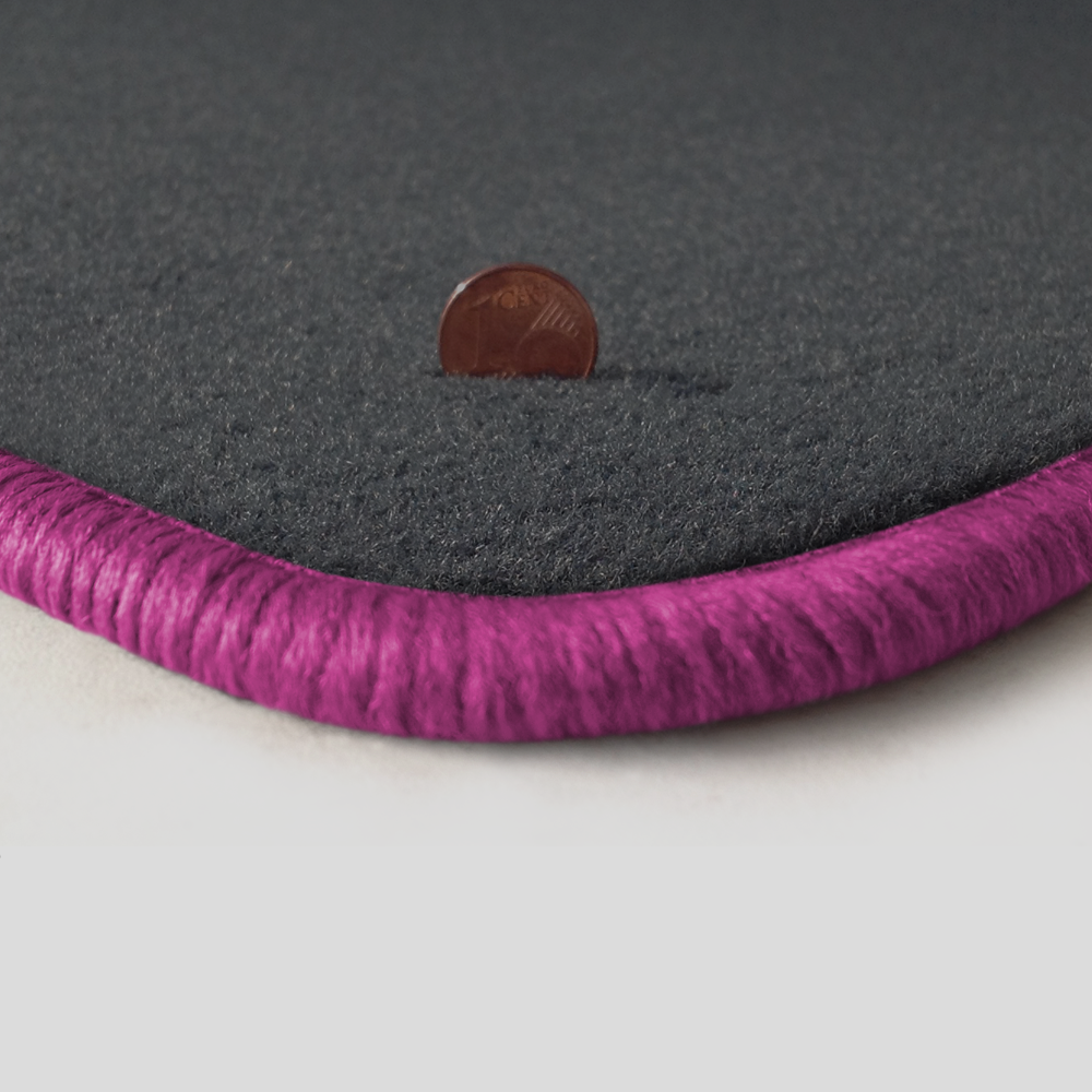 Eine Ecke als Beispiel einer Fussmatte Velours dunkelgrau mit Rand in pink.