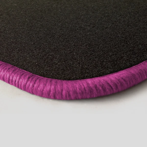 Eine Ecke als Beispiel einer Fussmatte Nadelfilz schwarz mit Rand in pink.