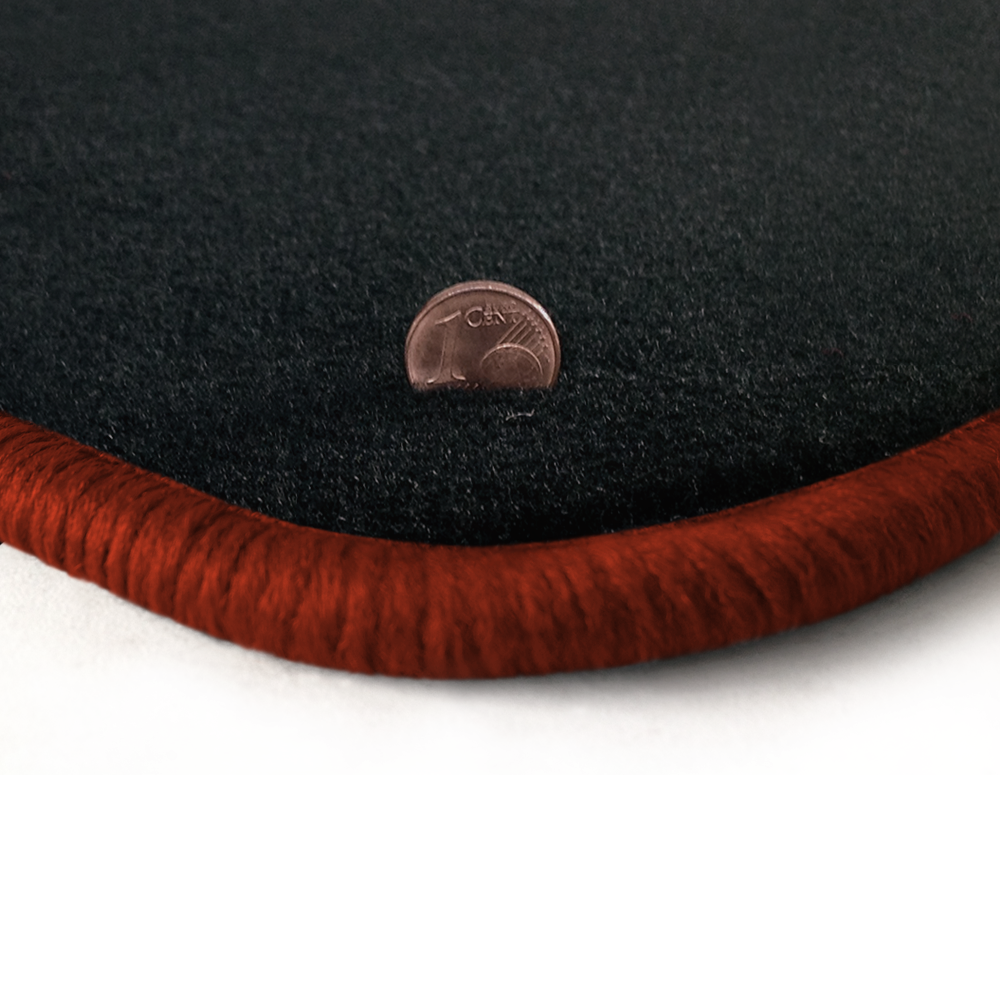 Eine Ecke als Beispiel einer Fussmatte Velours anthrazit mit Rand in kupfer