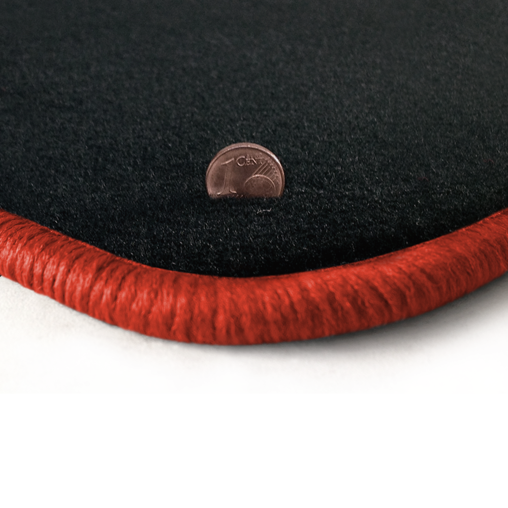 Eine Ecke als Beispiel einer Fussmatte Velours anthrazit mit Rand in orange.