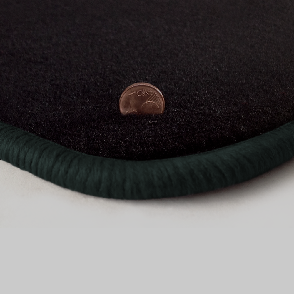 Eine Ecke als Beispiel einer Fussmatte Velours schwarz mit Rand in anthrazit.