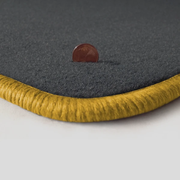 Eine Ecke als Beispiel einer Fussmatte Velours dunkelgrau mit Rand in gelb