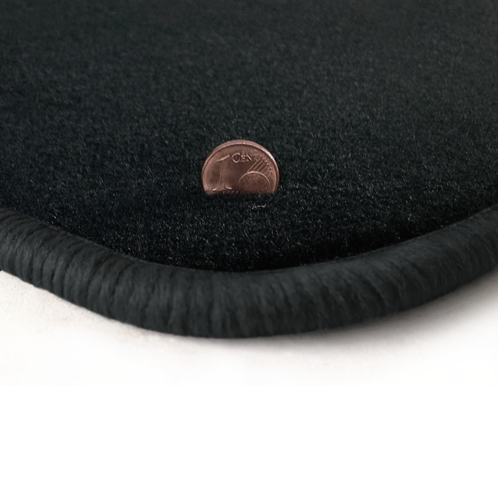 Eine Ecke als Beispiel einer Fussmatte Velours anthrazit mit Rand in dunkelgrau.