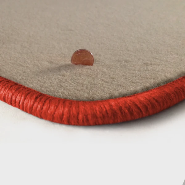 Eine Ecke als Beispiel einer Fussmatte Velours beige mit Rand in orange.