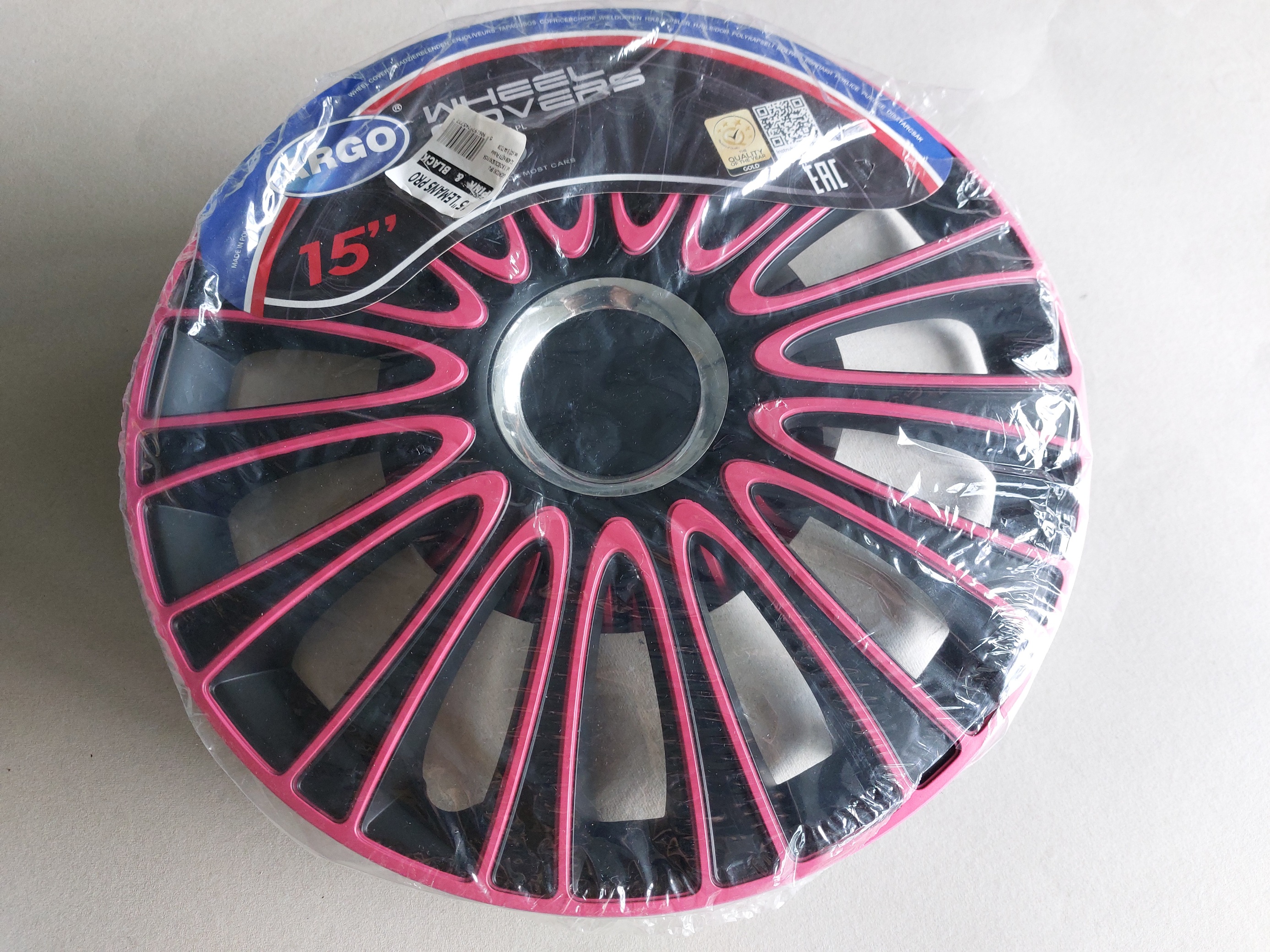 Eine neue  Radkappe Lemars in schwarz-pink.