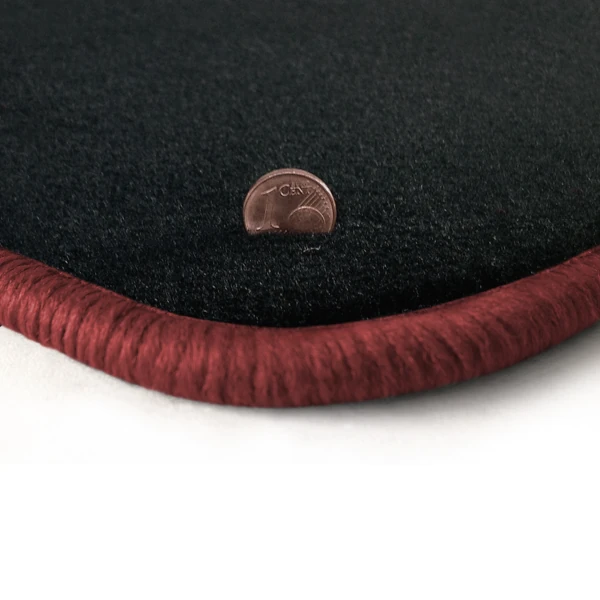 Eine Ecke als Beispiel einer Fussmatte Velours anthrazit mit Rand in rose.