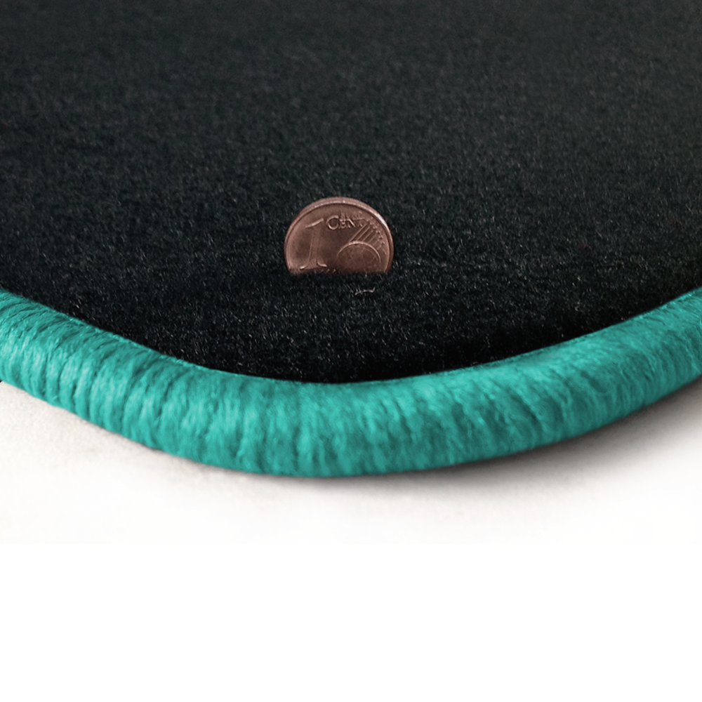 Eine Ecke als Beispiel einer Fussmatte Velours anthrazit mit Rand in mint.
