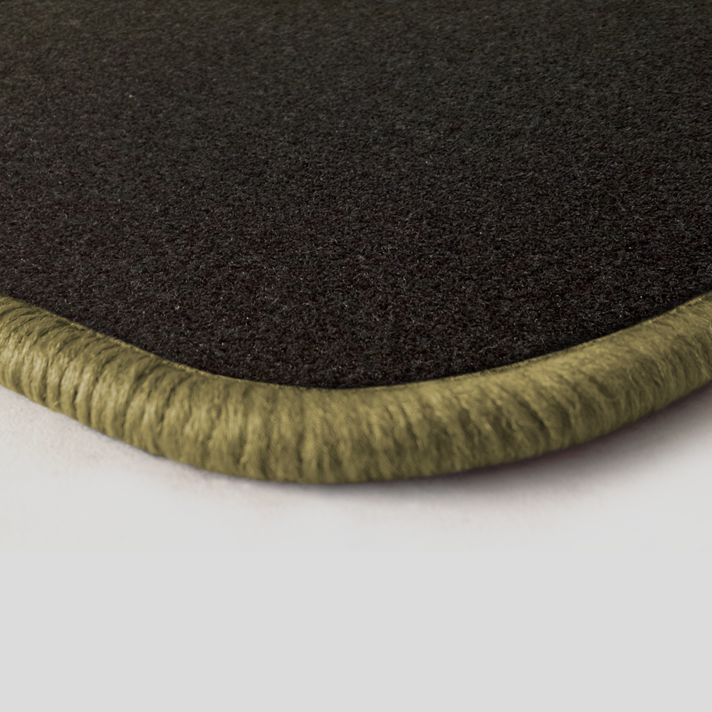 Eine Ecke als Beispiel einer Fussmatte Nadelfilz schwarz mit Rand in beige.