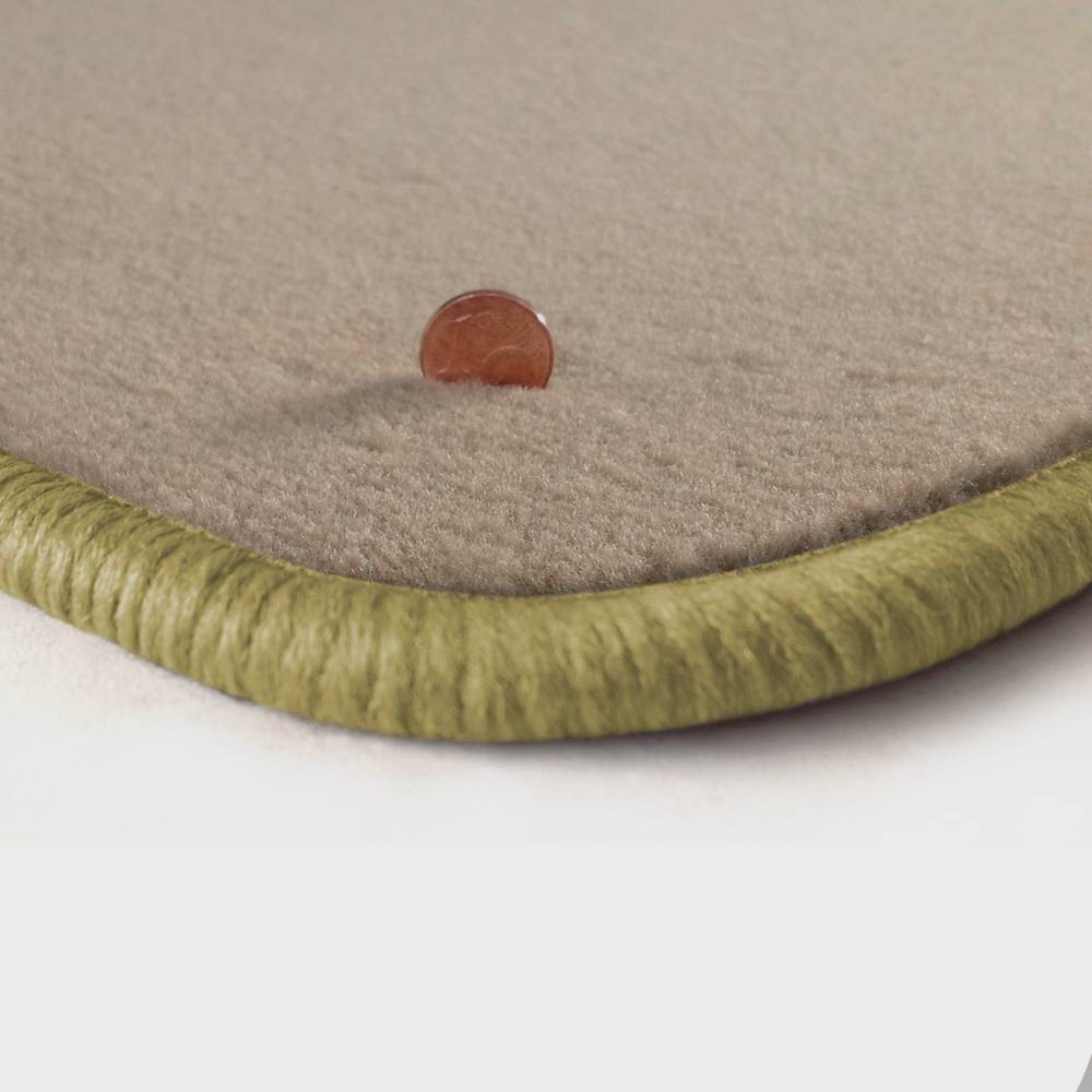 Eine Ecke als Beispiel einer Fussmatte Velours beige mit Rand in mittelbeige.