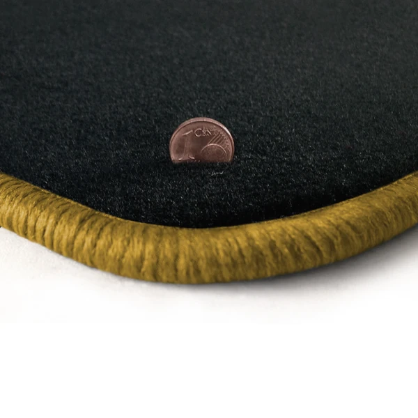 Eine Ecke als Beispiel einer Fussmatte Velours anthrazit mit Rand in gold.