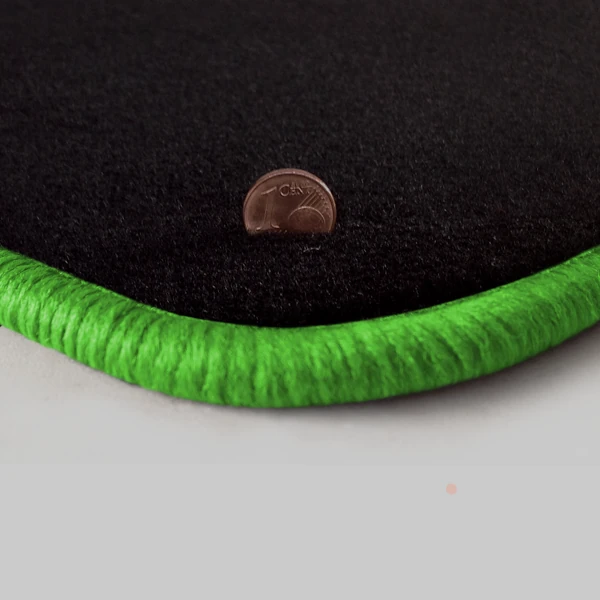 Eine Ecke als Beispiel einer Fussmatte Velours schwarz mit Rand in kawagruen.