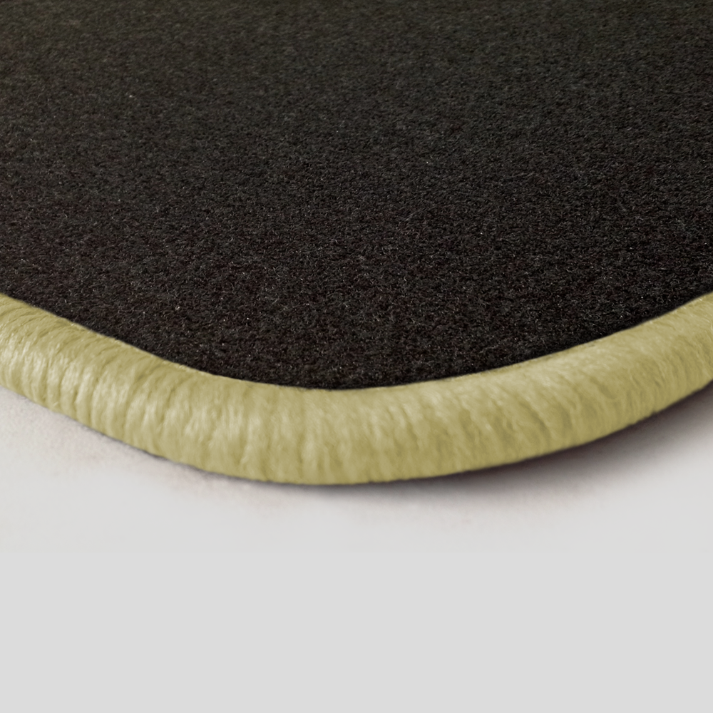 Eine Ecke als Beispiel einer Fussmatte Nadelfilz schwarz mit Rand in hellbeige.