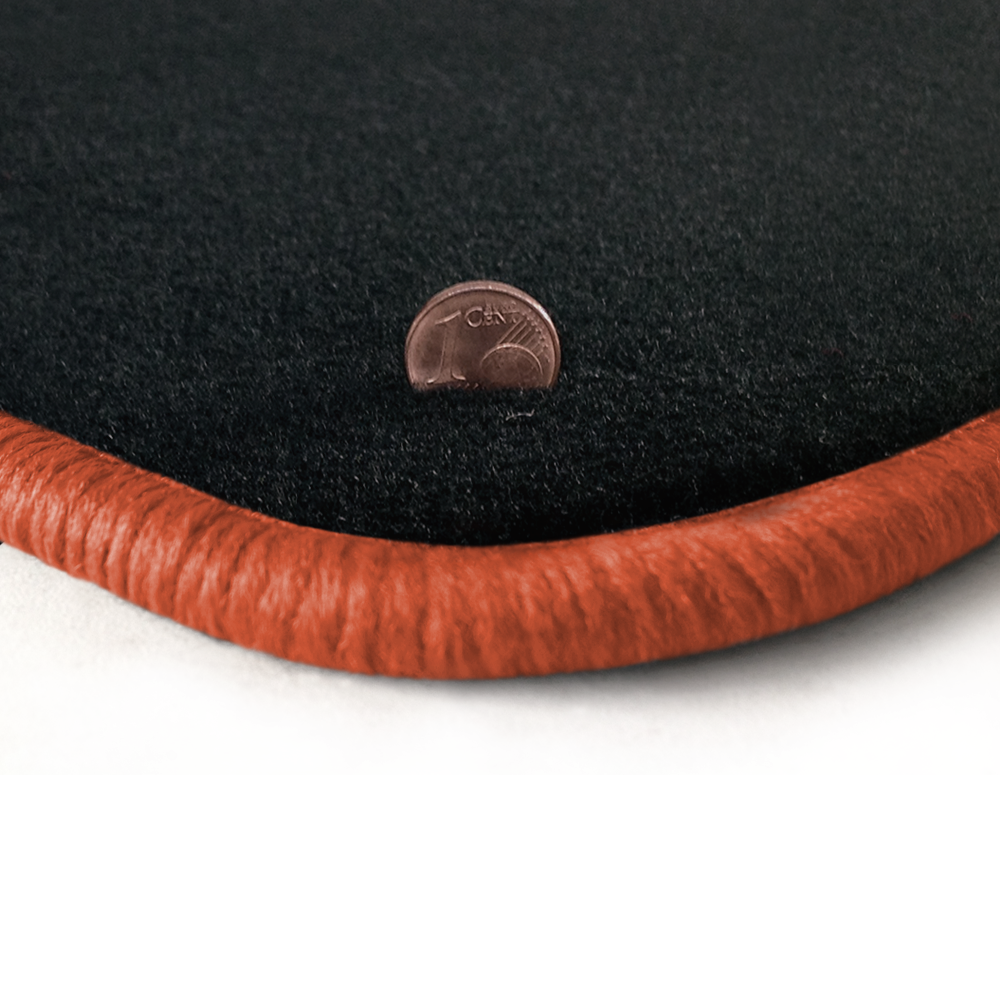 Eine Ecke als Beispiel einer Fussmatte Velours anthrazit mit Rand in lachs.