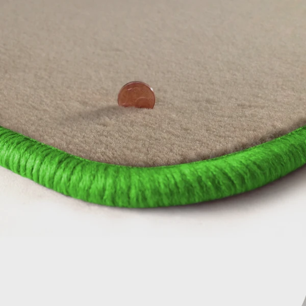 Eine Ecke als Beispiel einer Fussmatte Velours beige mit Rand in kawagruen.