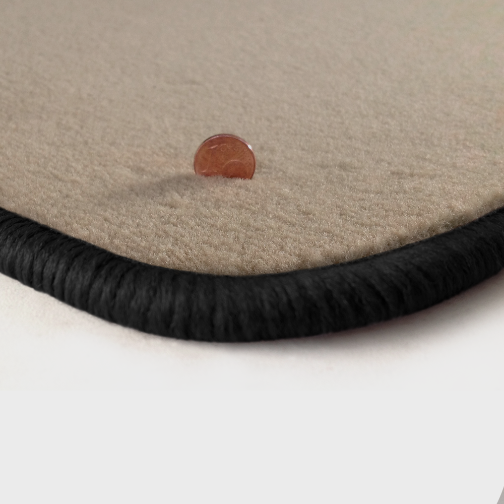 Eine Ecke als Beispiel einer Fussmatte Velours beige mit Rand in schwarz.