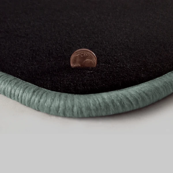 Eine Ecke als Beispiel einer Fussmatte Velours schwarz mit Rand in silbergrau.