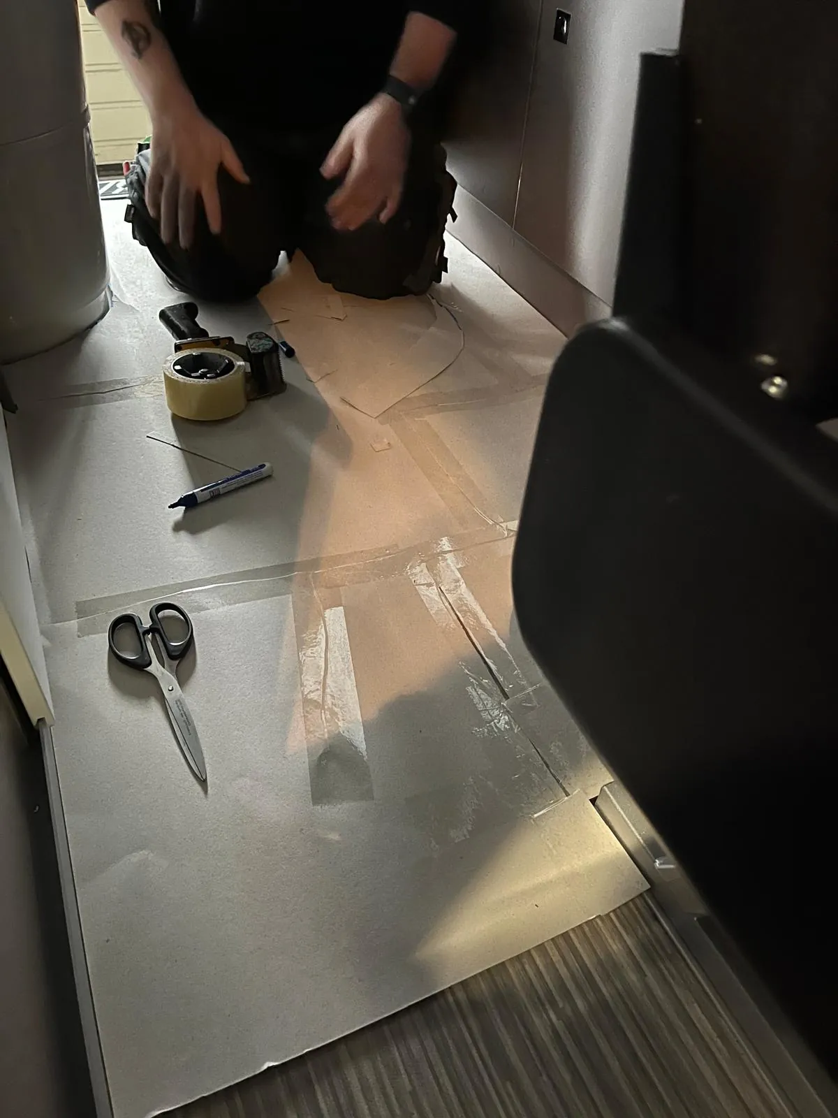 Arbeiten zur Installation von Fußbodenmatten in einem Ford Camper