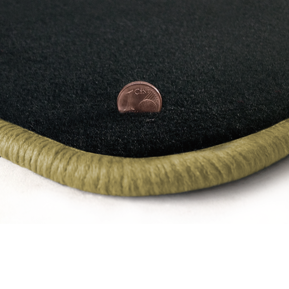 Eine Ecke als Beispiel einer Fussmatte Velours anthrazit mit Rand in mittelbeige.