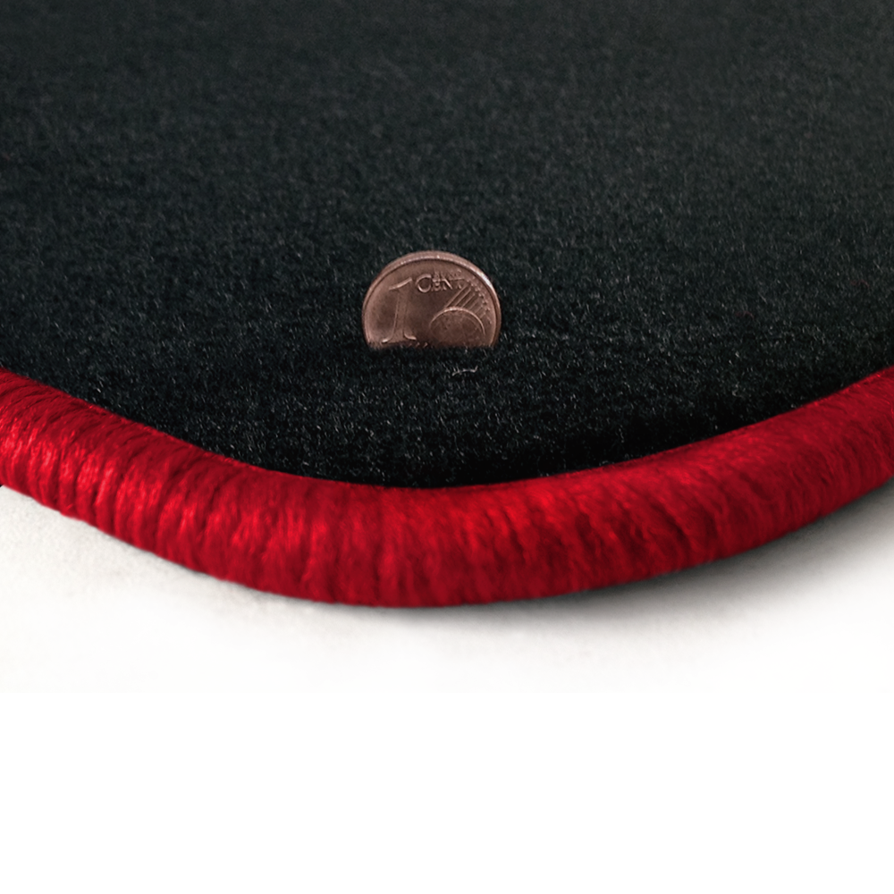 Eine Ecke als Beispiel einer Fussmatte Velours anthrazit mit Rand in rot.