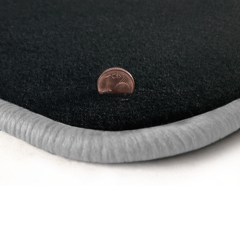 Eine Ecke als Beispiel einer Fussmatte Velours anthrazit mit Rand in weiss.