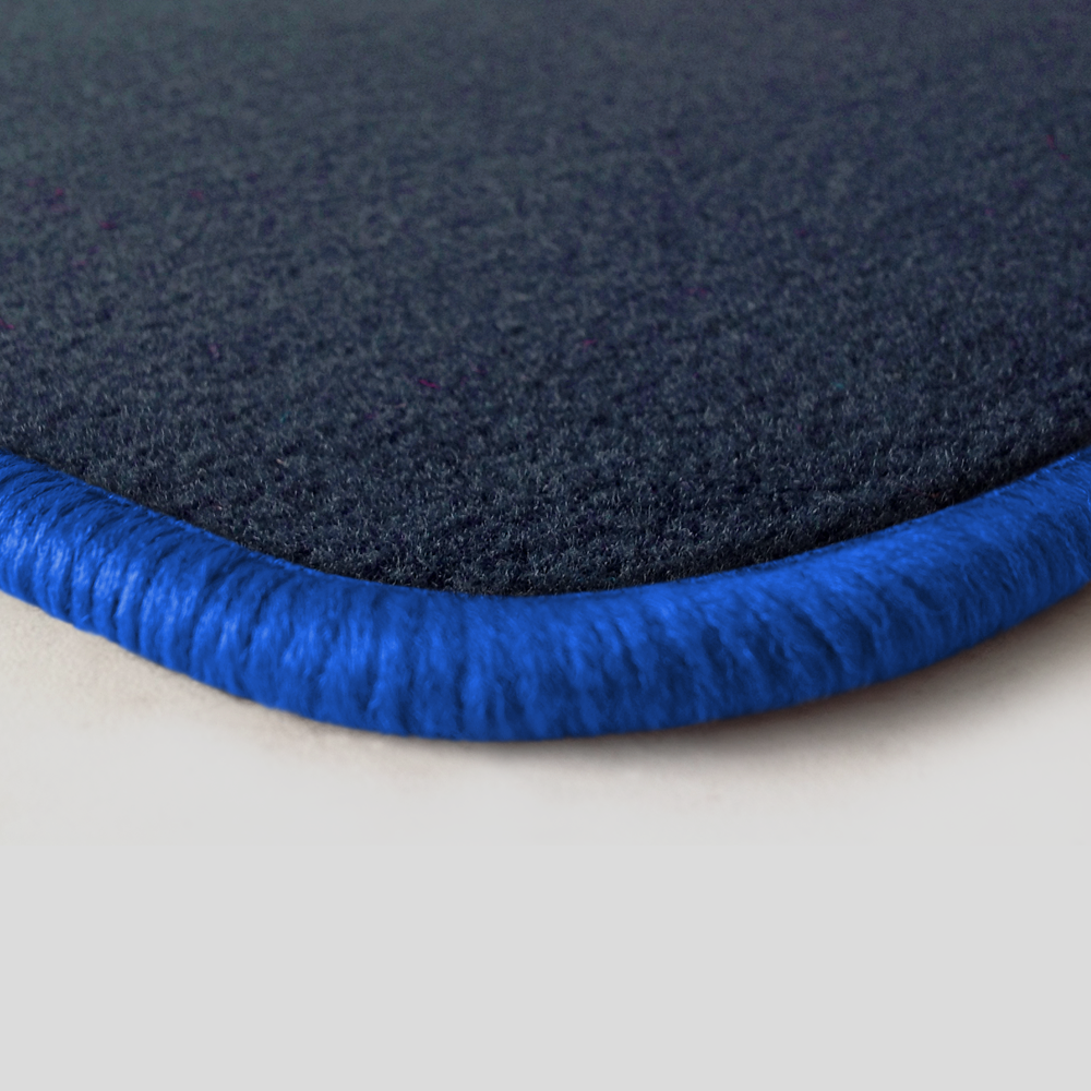 Eine Ecke als Beispiel einer Fussmatte Velours dunkelblau mit Rand in royalblau.