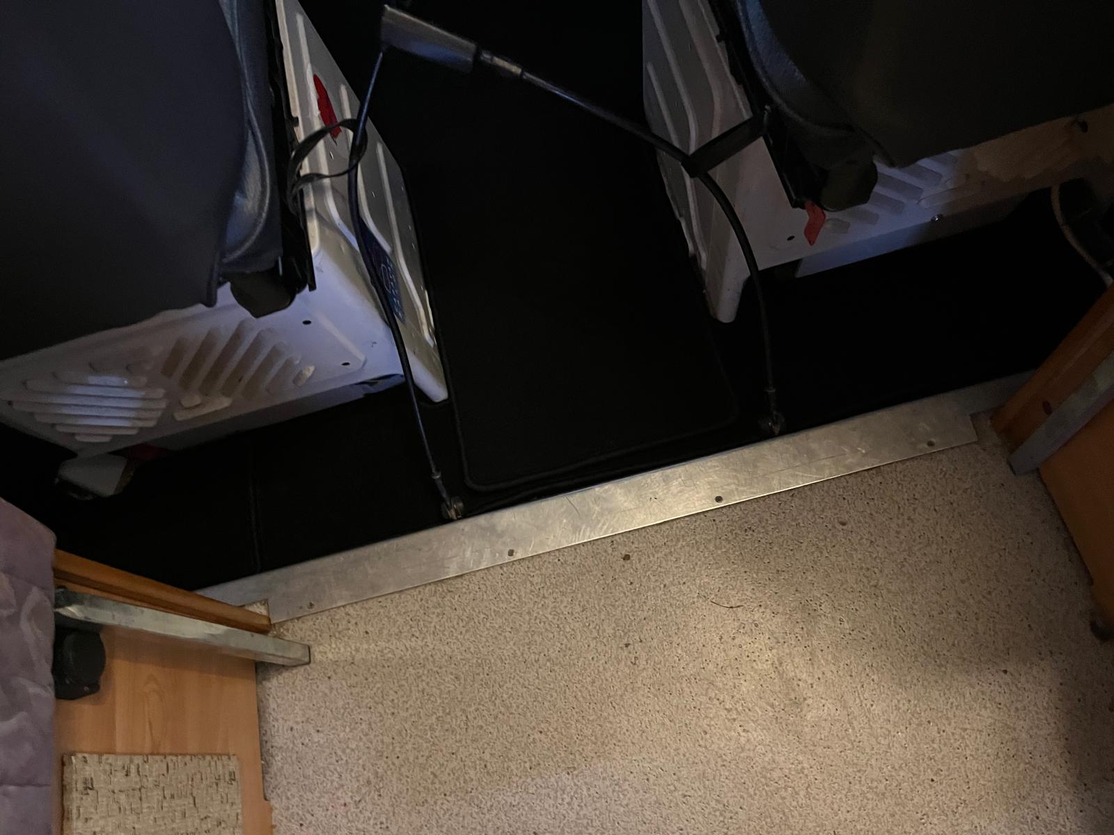 Blick aus dem Wohnbereich auf Teile der neuen Teppiche in der Fahrerkabine.
