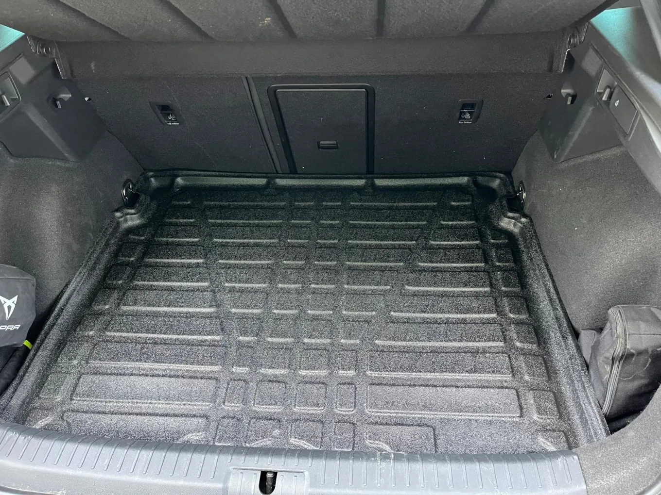 Blick in den Kofferaum eines Cupra Formentor, geschützt durch eine schwarze Kunststoffkofferraumwanne