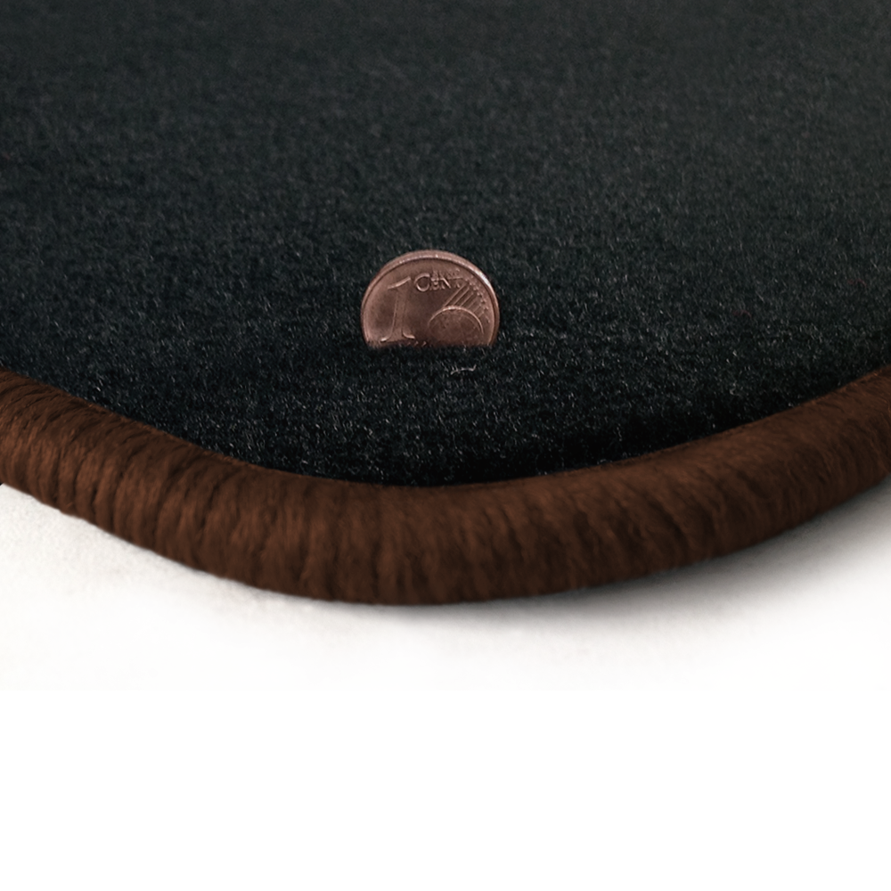 Eine Ecke als Beispiel einer Fussmatte Velours anthrazit mit Rand in braun.