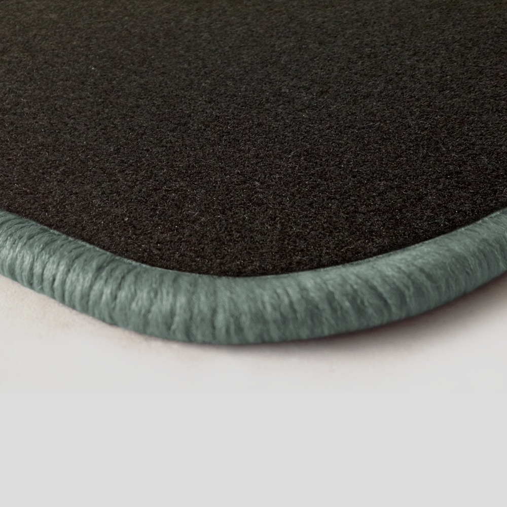 Eine Ecke als Beispiel einer Fussmatte Nadelfilz schwarz mit Rand in silbergrau.