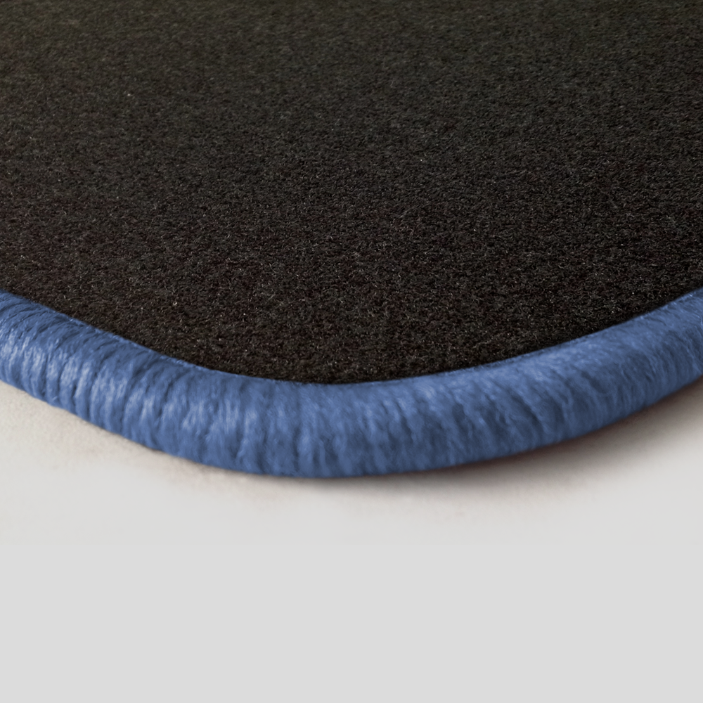 Eine Ecke als Beispiel einer Fussmatte Nadelfilz schwarz mit Rand in flieder.