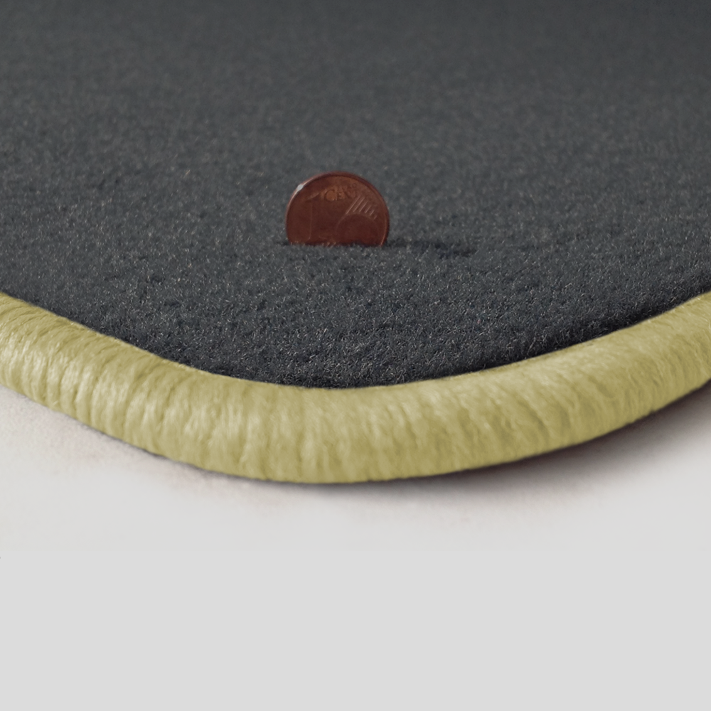 Eine Ecke als Beispiel einer Fussmatte Velours dunkelgrau mit Rand in hellbeige.
