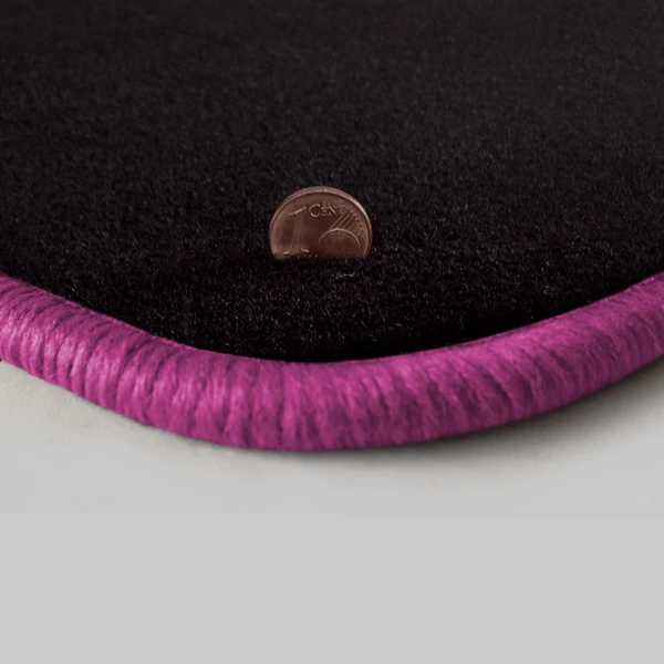 Eine Ecke als Beispiel einer Fussmatte Velours schwarz mit Rand in pink.
