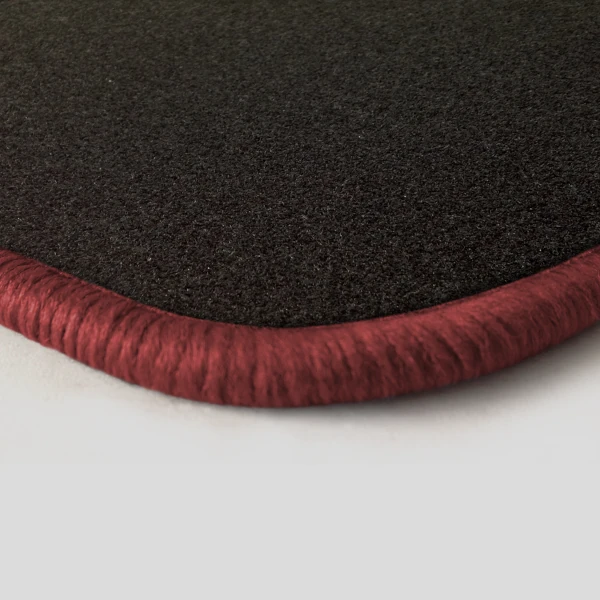 Eine Ecke als Beispiel einer Fussmatte Nadelfilz schwarz mit Rand in rose.
