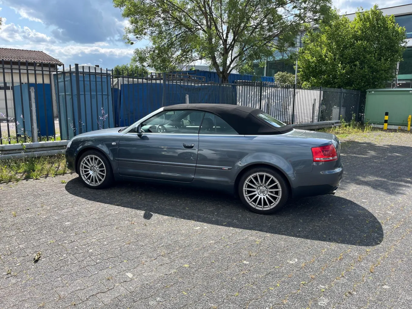 Ein Audi A4 8H Cabriolet steht auf einem Parkplatz