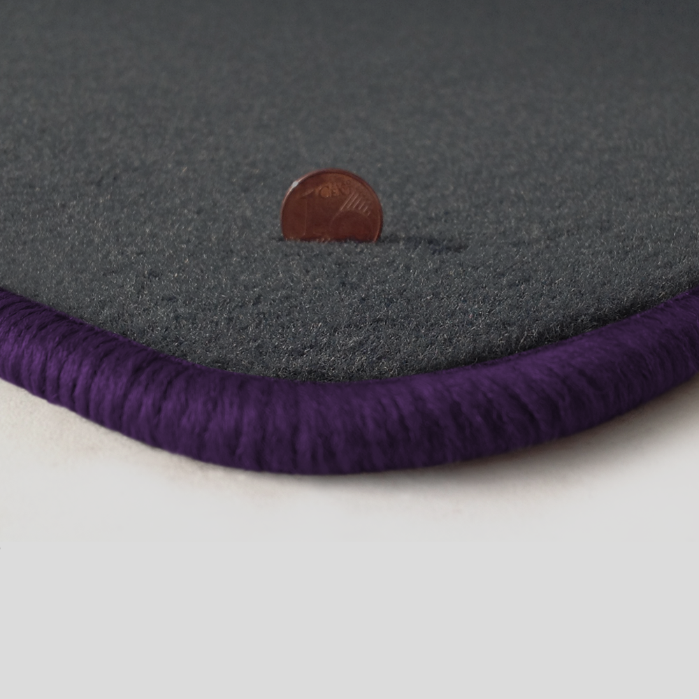Eine Ecke als Beispiel einer Fussmatte Velours dunkelgrau mit Rand in violett.