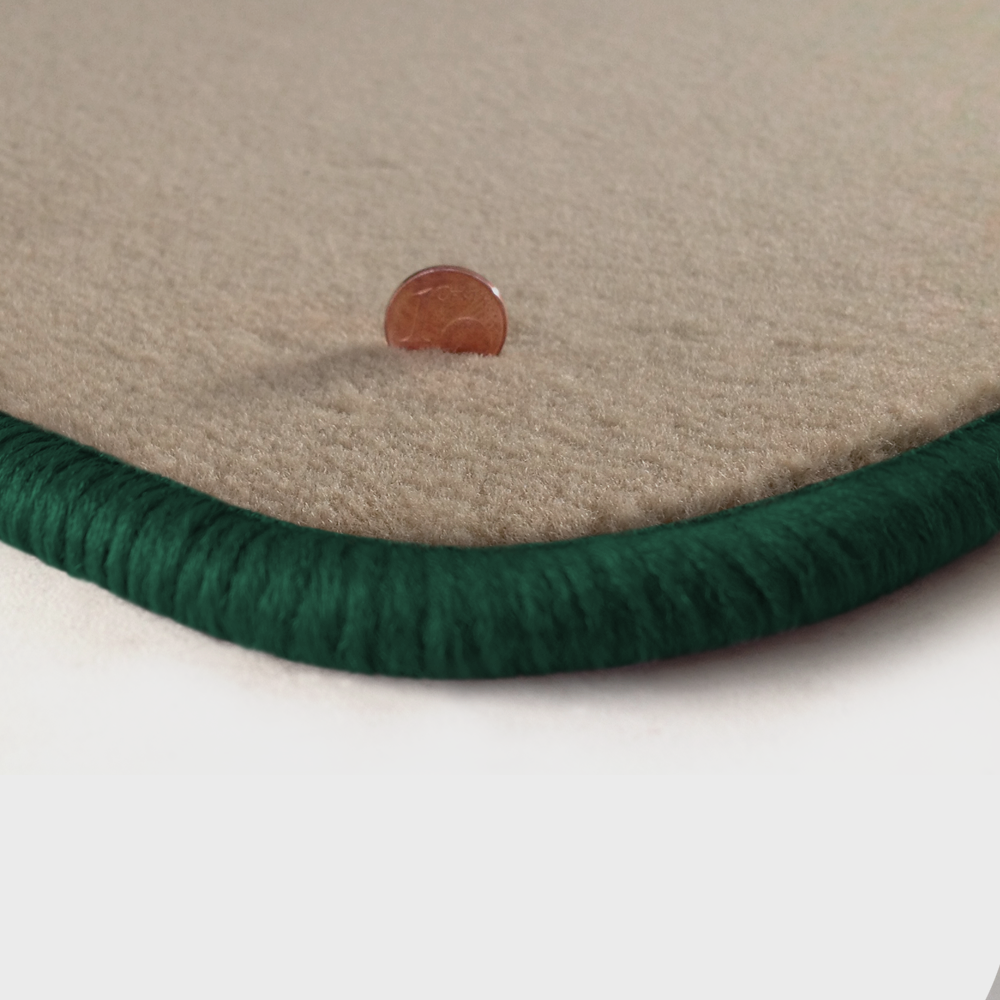 Eine Ecke als Beispiel einer Fussmatte Velours beige mit Rand in dunkelgruen.