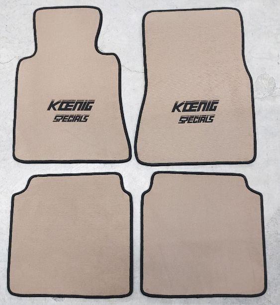 Beige Fussmatten mit Stick Koenig-Special. Beige Fussmatten mit bestickung Koenig-Specials in schwarz.