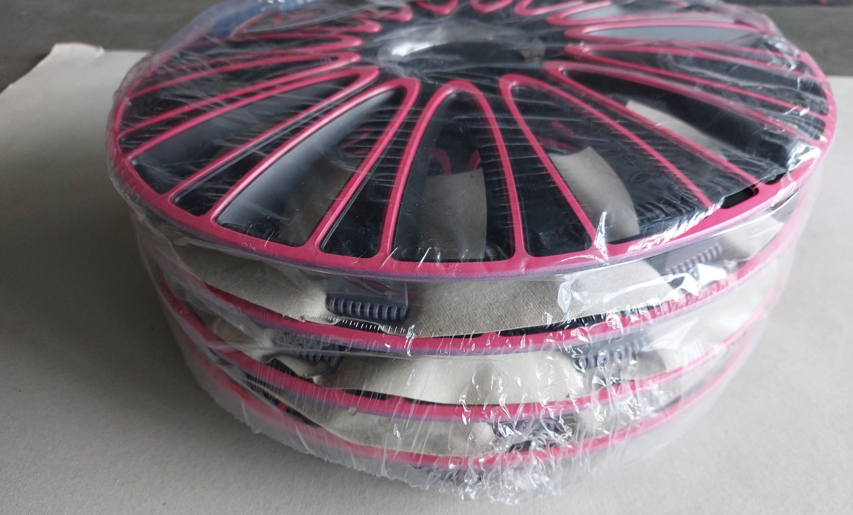 Eine Radkappe Lemars in schwarz-pink ecke.