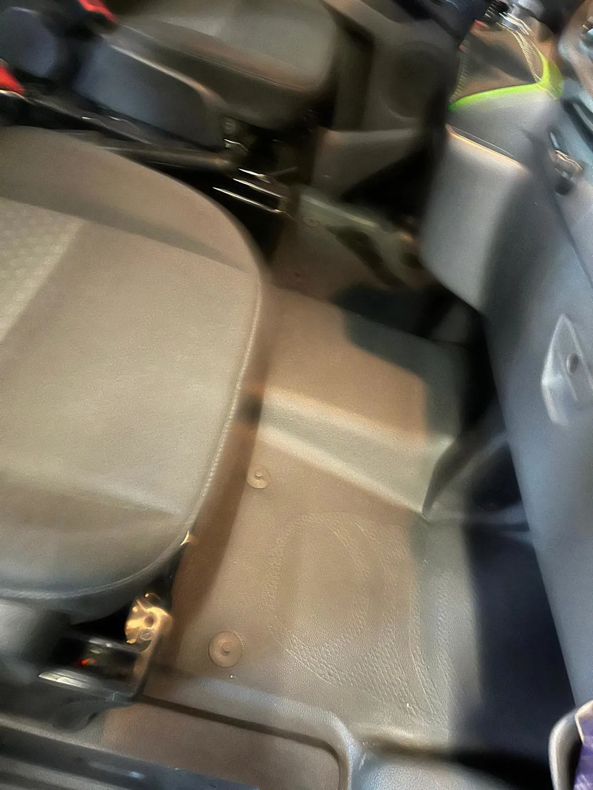 Blick in den Fußraum eines Ford Camper ohne Fußbodenmatten