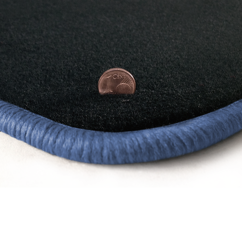 Eine Ecke als Beispiel einer Fussmatte Velours anthrazit mit Rand in flieder.