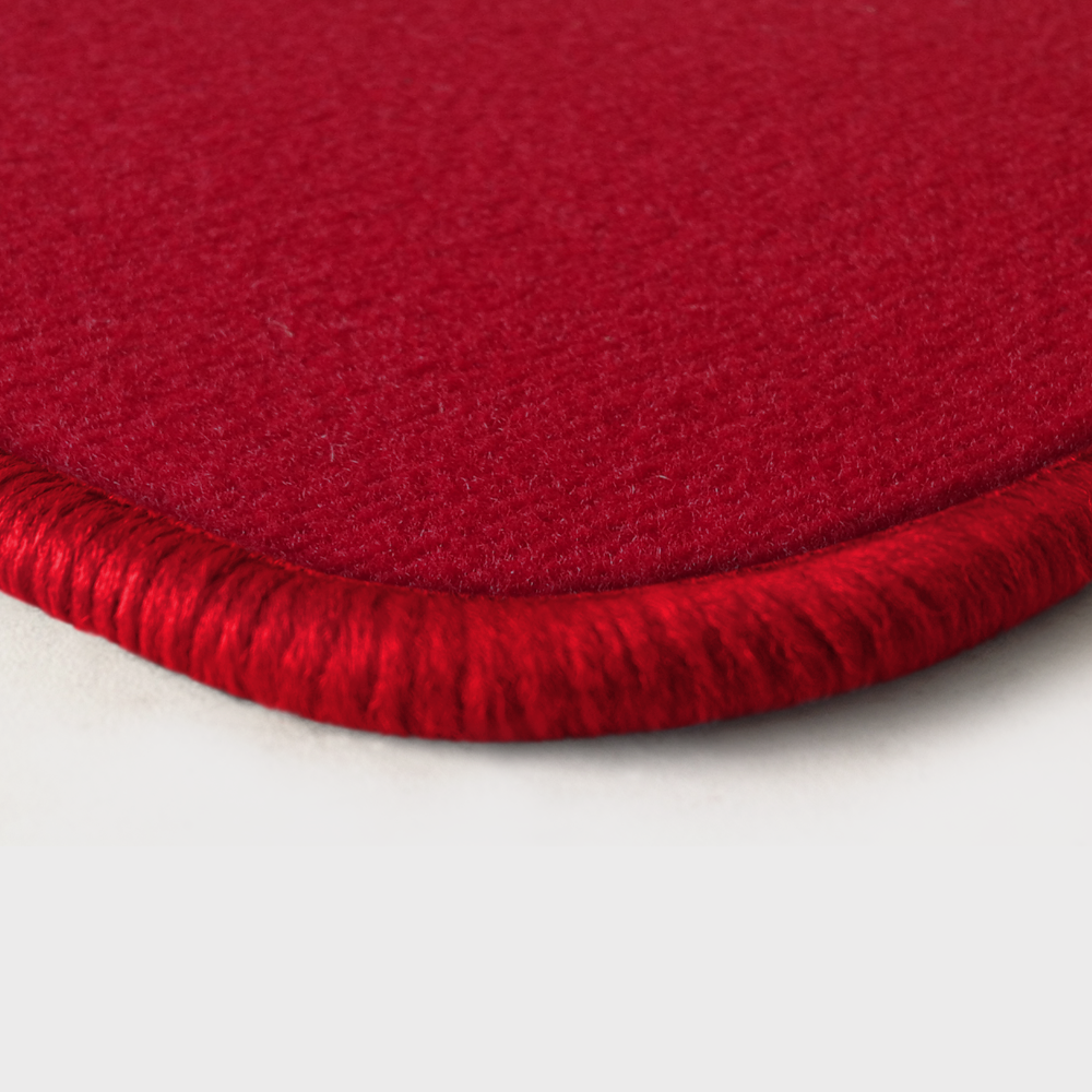 Eine Ecke als Beispiel einer Fussmatte Velours rot mit Rand in rot.
