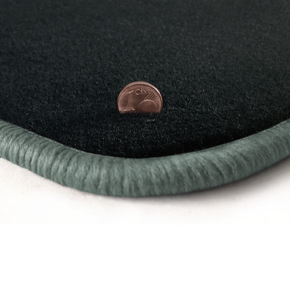 Eine Ecke als Beispiel einer Fussmatte Velours anthrazit mit Rand in silbergrau.