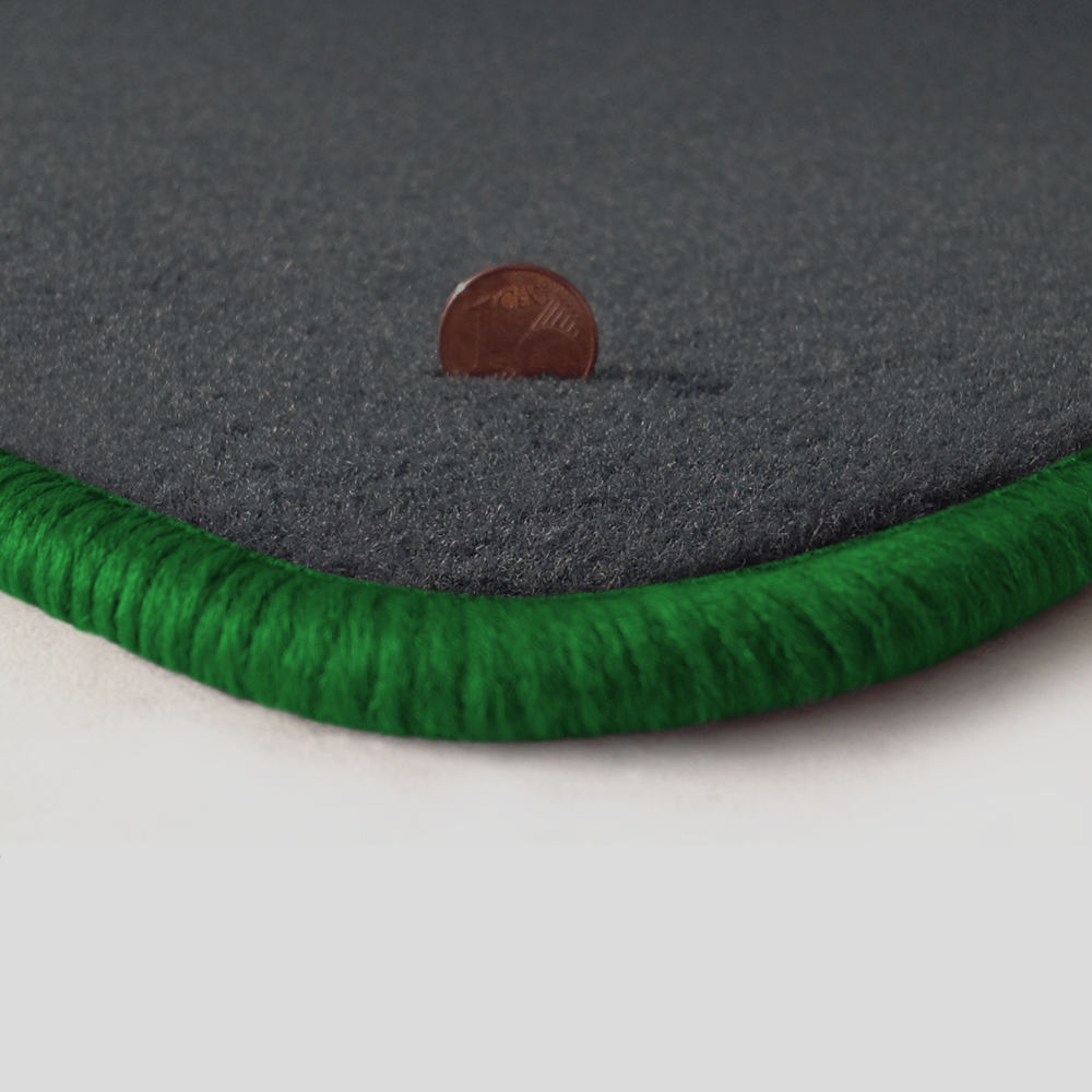 Eine Ecke als Beispiel einer Fussmatte Velours dunkelgrau mit Rand in gruen.