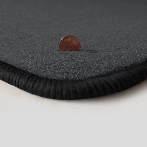 Eine Ecke als Beispiel einer Fussmatte Velours dunkelgrau mit Rand in schwarz.
